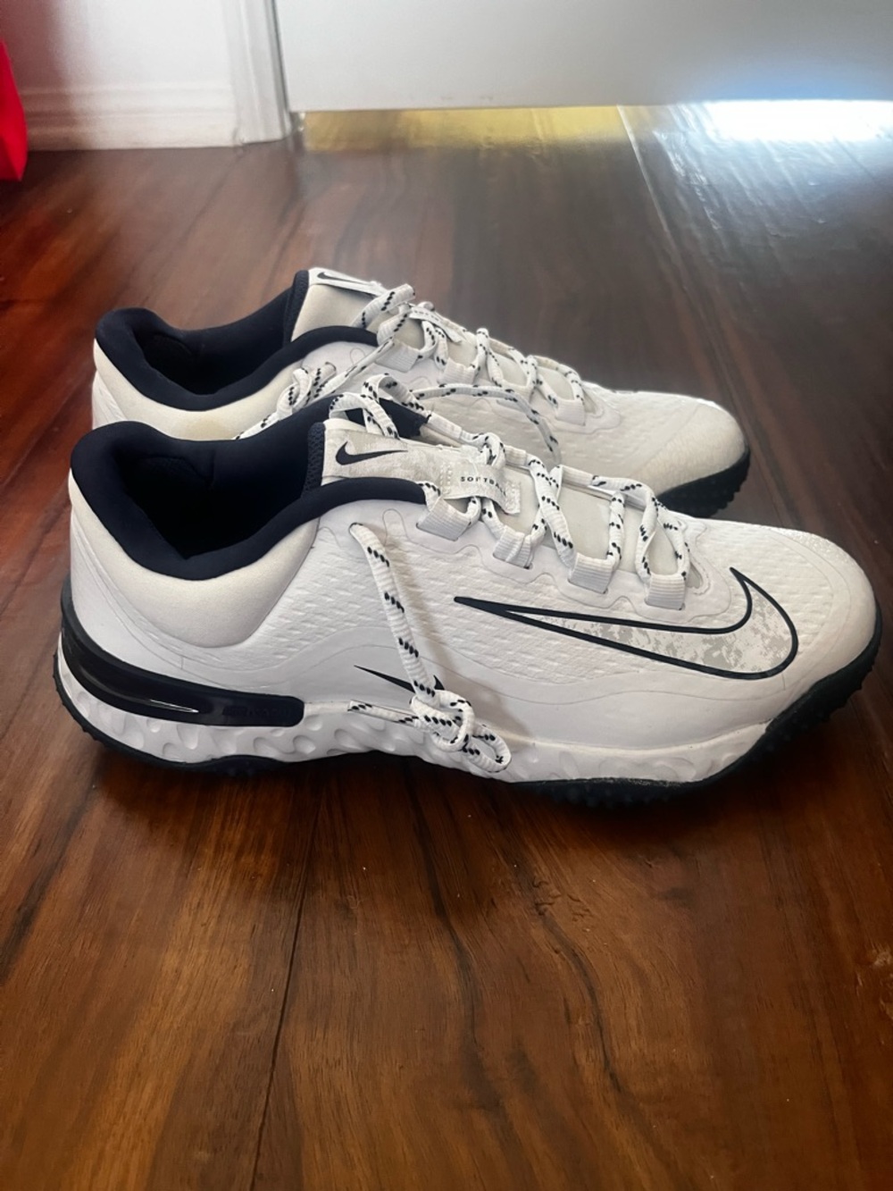 New Nike White and Black Low-Top Trainers shoes size 9,5